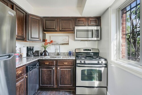 Crystal City Boutique Flats / Free Parking 101