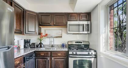 Crystal City Boutique Flats / Free Parking 101