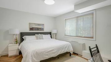 1 quarto, escrivaninha, ferros/tábuas de passar roupa, berço de viagem