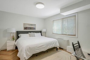 1 chambre, bureau, fer et planche à repasser, lit parapluie