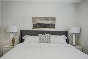 1 chambre, bureau, fer et planche à repasser, lit parapluie