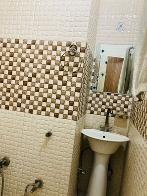 Ducha, secador de pelo, toallas y jabón