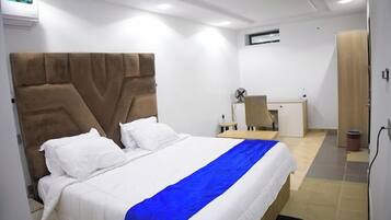 Economy-Zimmer, Balkon, Stadtblick | Schreibtisch, laptopgeeigneter Arbeitsplatz, kostenloses WLAN