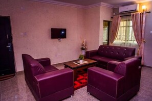 Economy-Zimmer, Balkon, Stadtblick | Wohnbereich