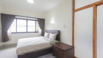 4 bedrooms, iron/ironing board, WiFi, bed sheets