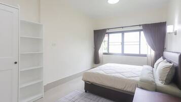 4 bedrooms, iron/ironing board, WiFi, bed sheets