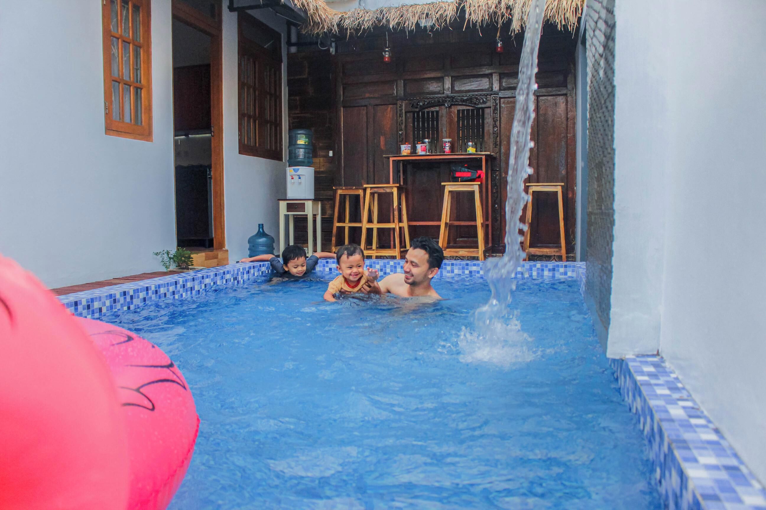 Outdoor pool, free pool cabanas, pool loungers