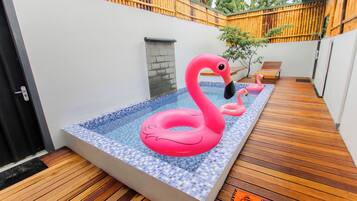 Outdoor pool, free pool cabanas, pool loungers