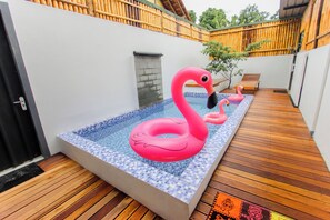 Outdoor pool, free pool cabanas, pool loungers - Villa D'Maguwo Suites (Depok)