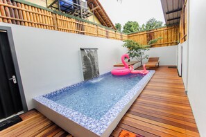 Outdoor pool, free pool cabanas, pool loungers