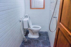 Family Villa, 3 Bedrooms, Private Pool | Bathroom - Villa D'Maguwo Suites (Depok)