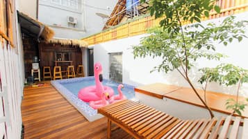 Outdoor pool, free cabanas, sun loungers