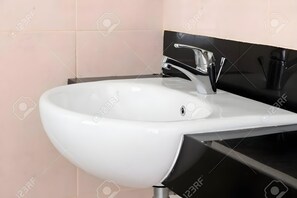 Douche, chaussons, serviettes fournies, savon