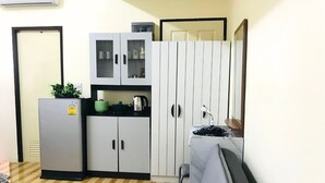 A compact living space with a kitchenette, a sofa, and a small table. - Cozy 1-bedroom with WiFi and AC in delightful Chiang Mai, Self-check-in, Parking (Chang Wat Chiang Mai)