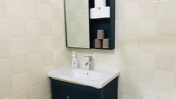 Een douche, een haardroger, handdoeken, zeep