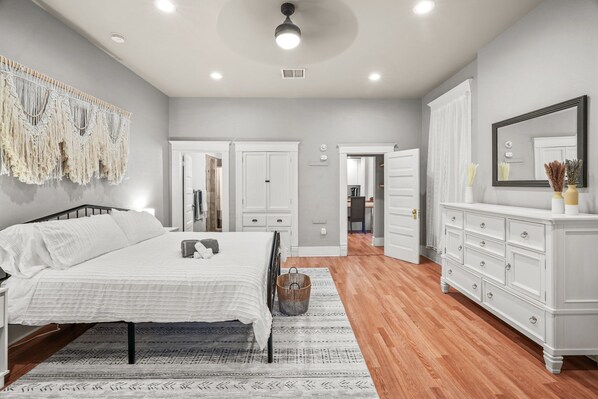 Een bureau, een strijkplank/strijkijzer, gratis wifi, beddengoed