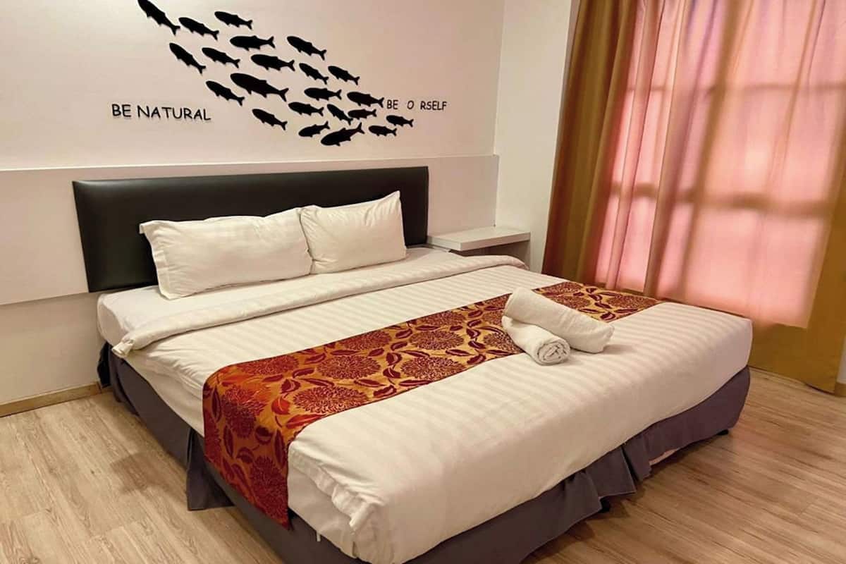 Deluxe Room, 1 King Bed | 1 bedroom, in-room safe, blackout curtains, iron/ironing board