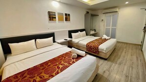 A hotel room with two beds, a mirror, a window, and a ceiling light. - Hotel Dlima Inn Plaza Mahkota Melaka (Malacca City)