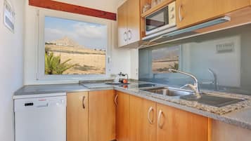 Een koelkast, een magnetron, een kookplaat, een vaatwasser