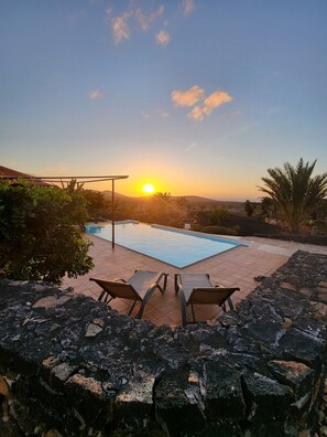 Una piscina al aire libre, una piscina climatizada