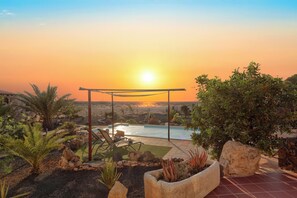 Una piscina al aire libre, una piscina climatizada