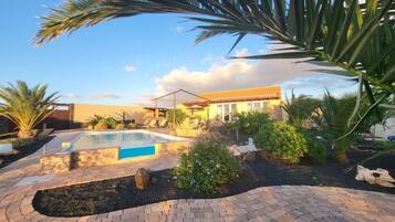 Piscina all'aperto, una piscina riscaldata