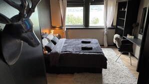 Blackout drapes, WiFi (free) - Ragnars Castle (Tjeldsund)