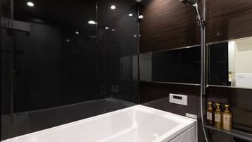 スーペリア ダブルルーム | バスルーム | 個別の浴槽とシャワー、バスアメニティ (無料)、ヘアドライヤー、スリッパ