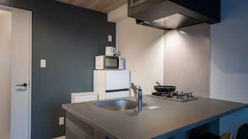 Superior Double Room | Private kitchen | Fridge, microwave, stovetop, cookware/dishes/utensils