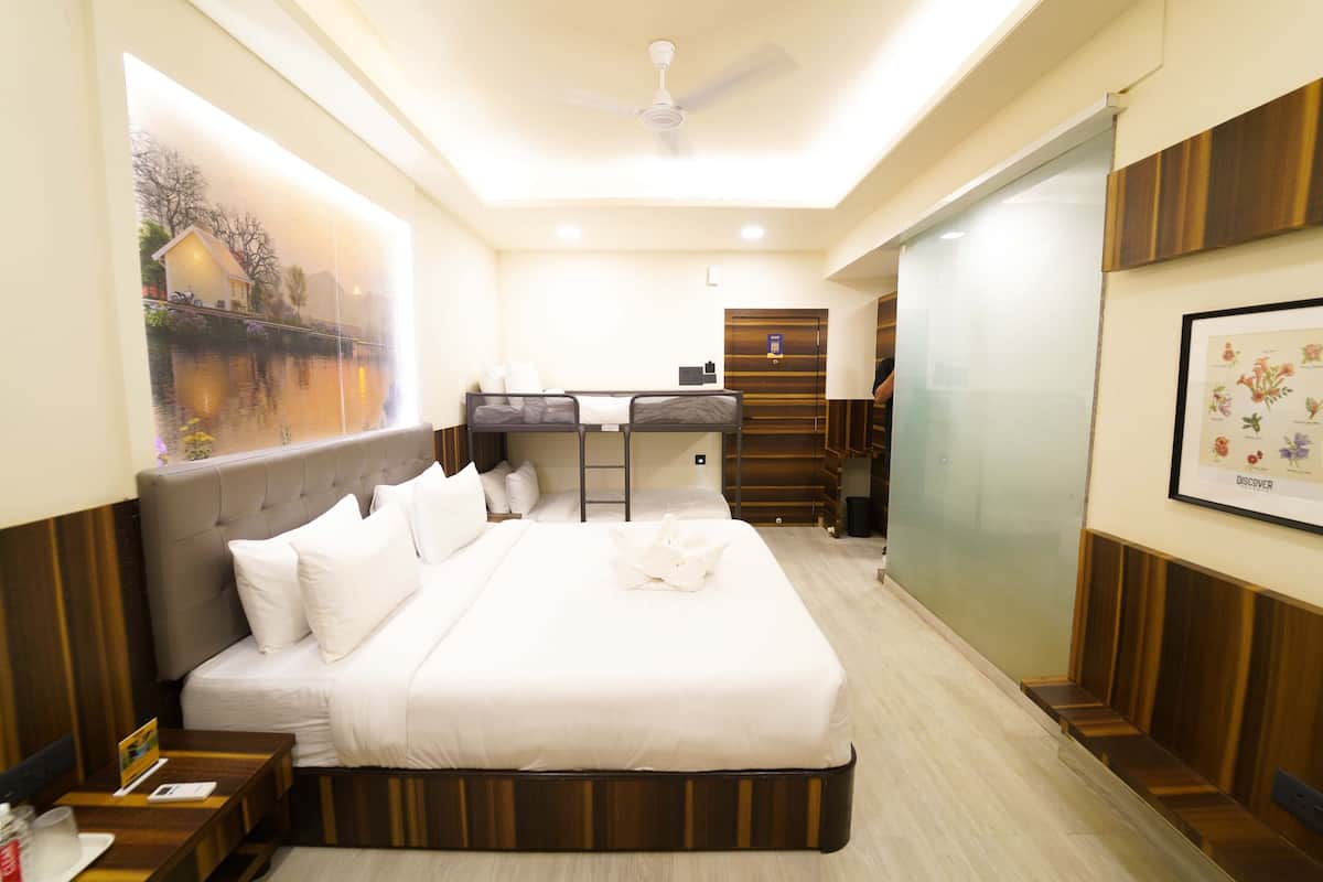Egyptian cotton sheets, premium bedding, in-room safe, laptop workspace