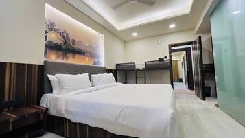 Kamar Quadruple Deluks, pemandangan halaman | Seprai katun Mesir, seprai premium, dan brankas