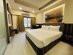 Discover Studio | Egyptian cotton sheets, premium bedding, in-room safe, laptop workspace - Discover Resorts Khandala (Mawal)