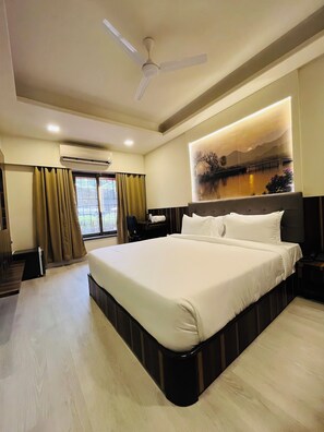 Discover Studio | Egyptian cotton sheets, premium bedding, in-room safe, laptop workspace