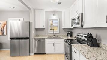 Geladeira, micro-ondas, fogão, cooktop