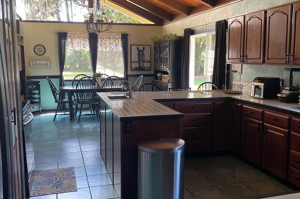 Microwave, oven, stovetop, cookware/dishes/utensils