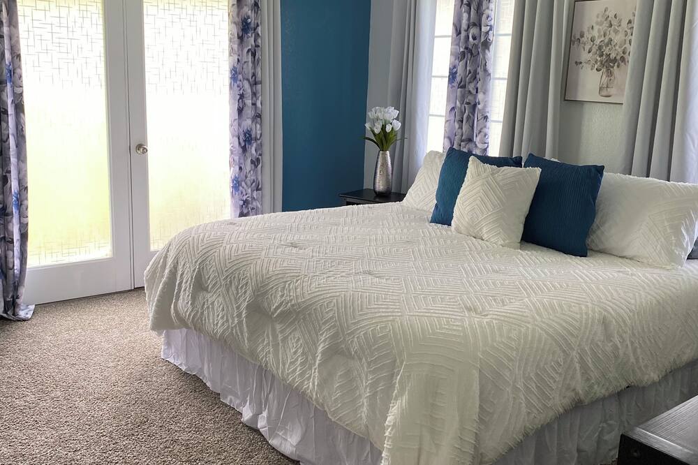 3 bedrooms, iron/ironing board, WiFi, bed sheets