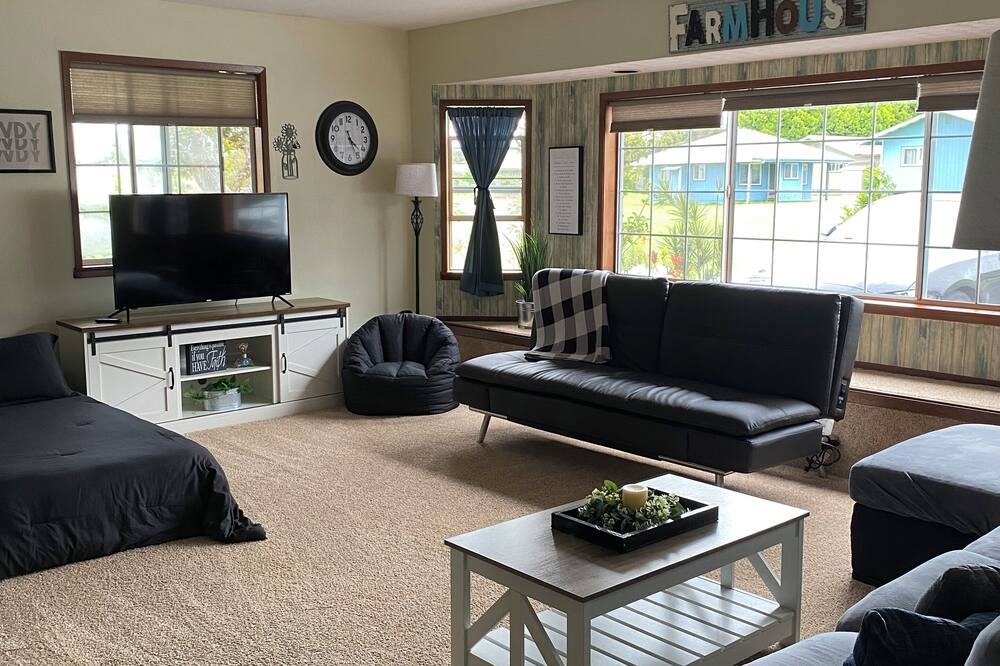 Smart TV, fireplace