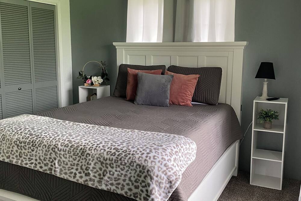 3 bedrooms, iron/ironing board, WiFi, bed sheets