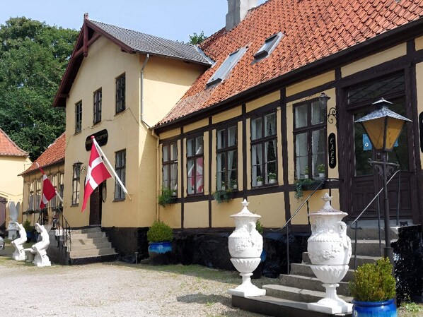 House | Exterior - Family Suite in a Hotel in Tranekaer (Tranekaer)