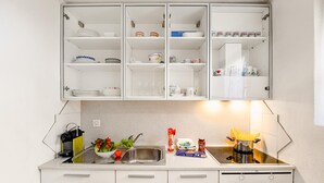 Una cucina con forno a incasso, lavello e piano di lavoro.