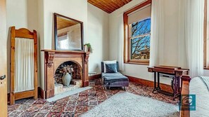 Smart TV - Large, 2 BR stable conversion (circa 1874) tucked in the heart of old town. 🍃 (Echuca)