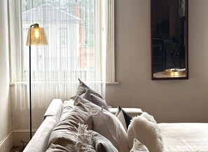 Interior - Large, 2 BR stable conversion (circa 1874) tucked in the heart of old town. 🍃 (Echuca)