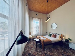 2 bedrooms, iron/ironing board, free WiFi, bed sheets - Large, 2 BR stable conversion (circa 1874) tucked in the heart of old town. 🍃 (Echuca)