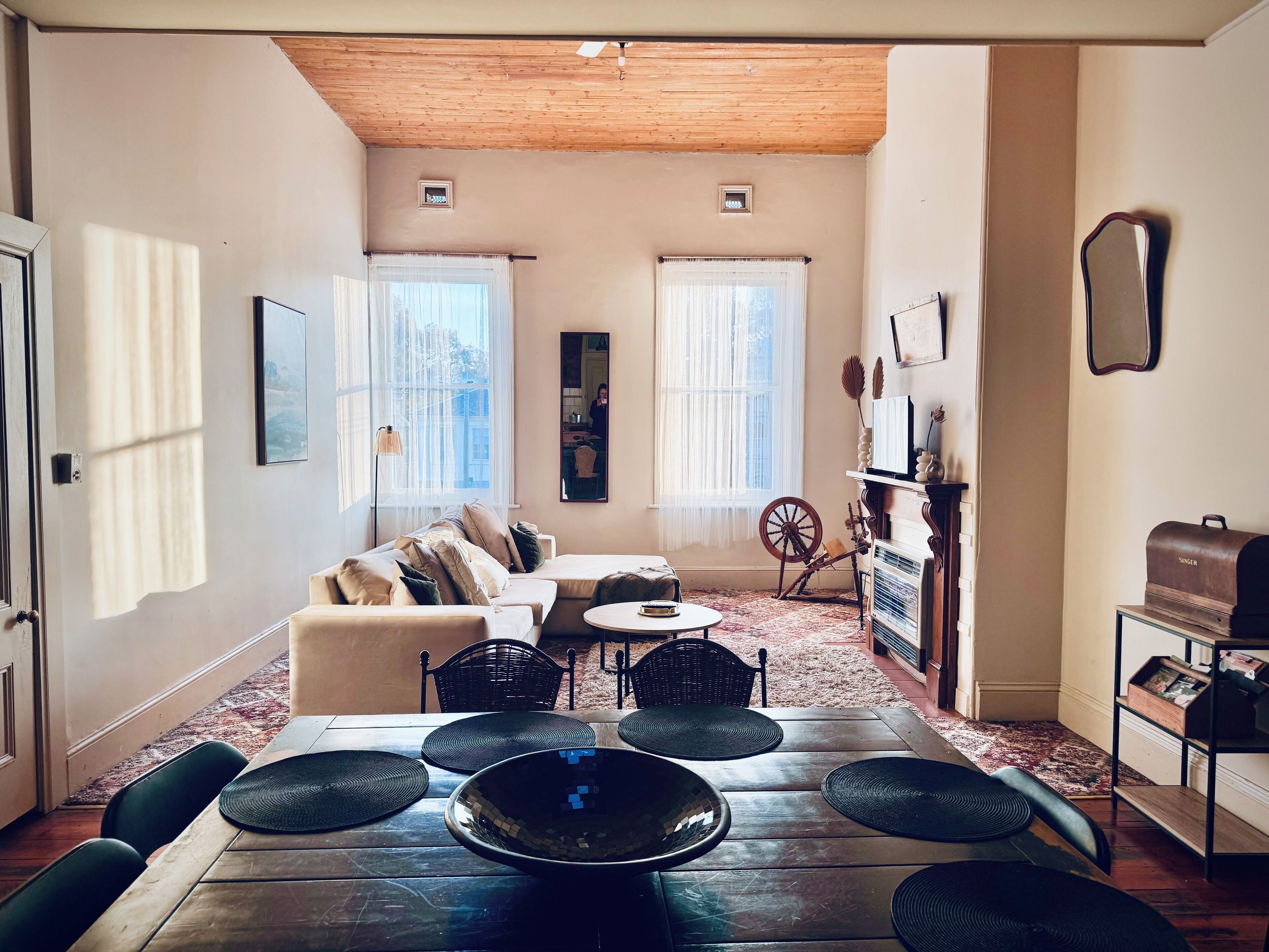 Large, 2 Br Stable Conversion (Circa 1874) Tucked In The Heart Of Old Town. - Echuca