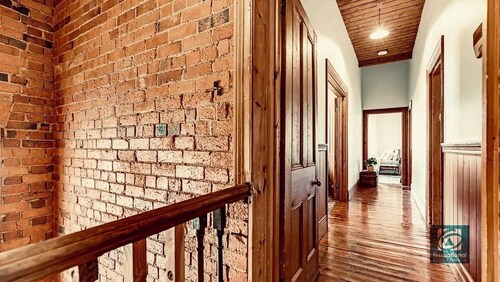 Large, 2 BR stable conversion (circa 1874) tucked in the heart of old town. 🍃