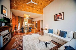 Smart TV - Large, 2 BR stable conversion (circa 1874) tucked in the heart of old town. 🍃 (Echuca)