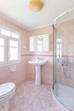 Vila | Banheiro | Chuveiro, secador de cabelo, toalhas de banho 