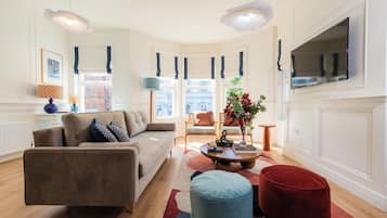 Apartment | Living area | TV