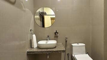 Deluxe Double Room | Bathroom | Shower, free toiletries, towels, soap