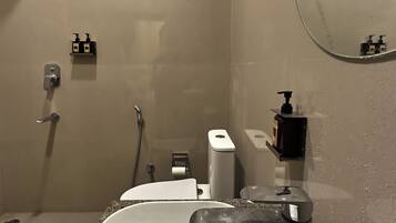 Deluxe Double Room | Bathroom | Shower, free toiletries, towels, soap